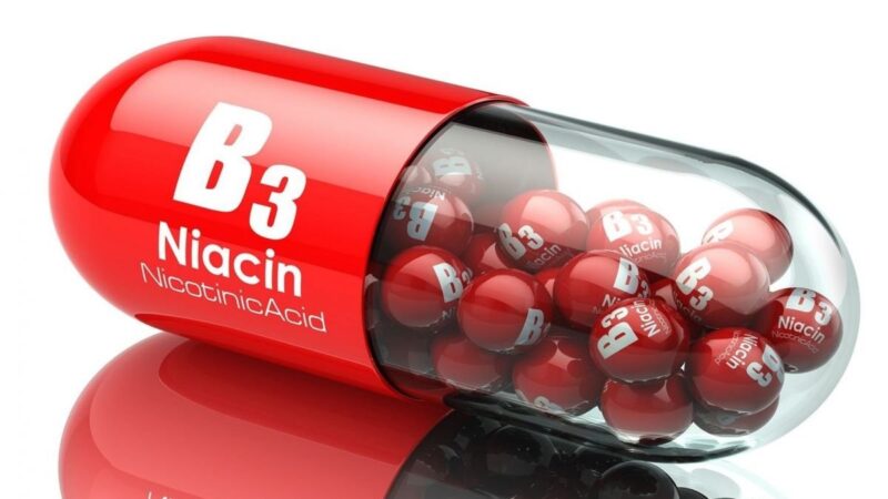 Rdeča kapsula, na njej piše B3 Niacin, notri rdeče kroglice z napisom B3