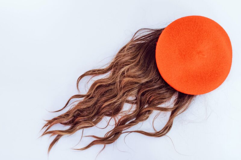 Rjavi lasje brez glave, na njih je balon oranžne barve